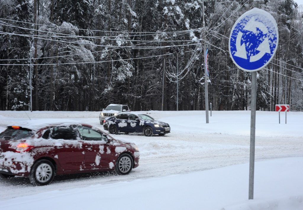 Московских водителей пригласили в метро из-за снегопада