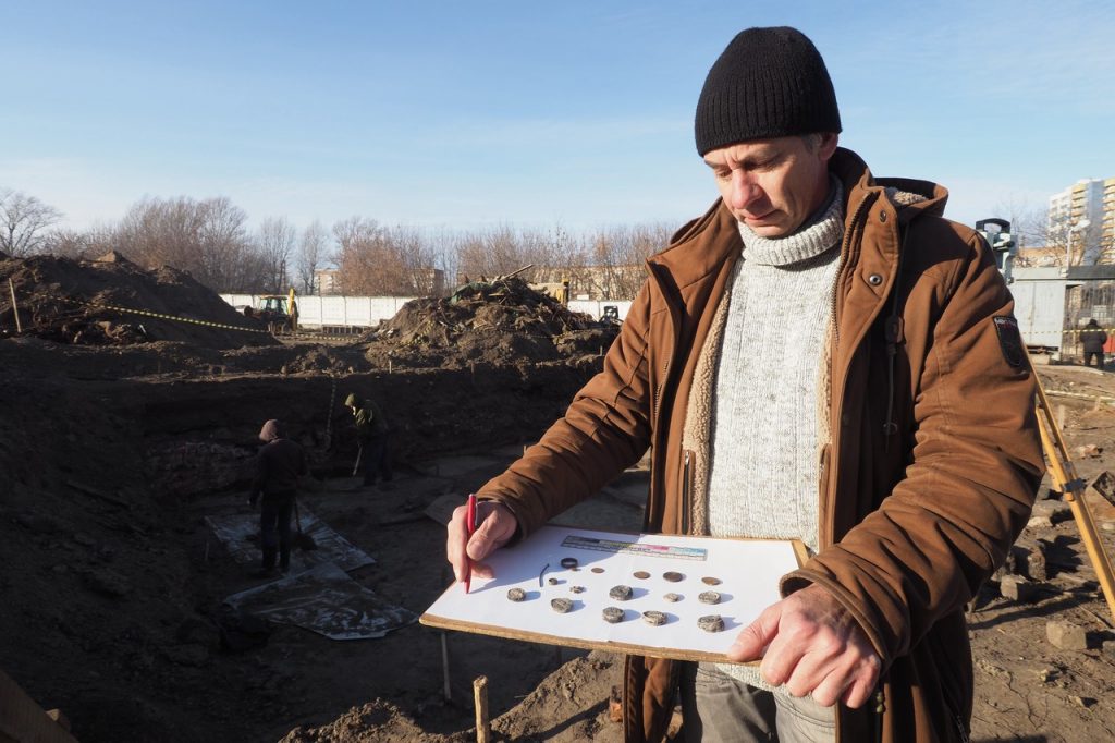Археологи отреставрировали тесак и штык-нож, найденные в центре Москвы