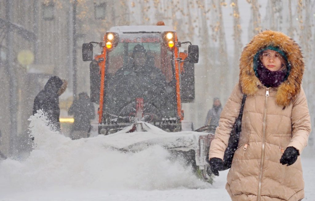 Московским дворникам дали четыре дня на уборку снега