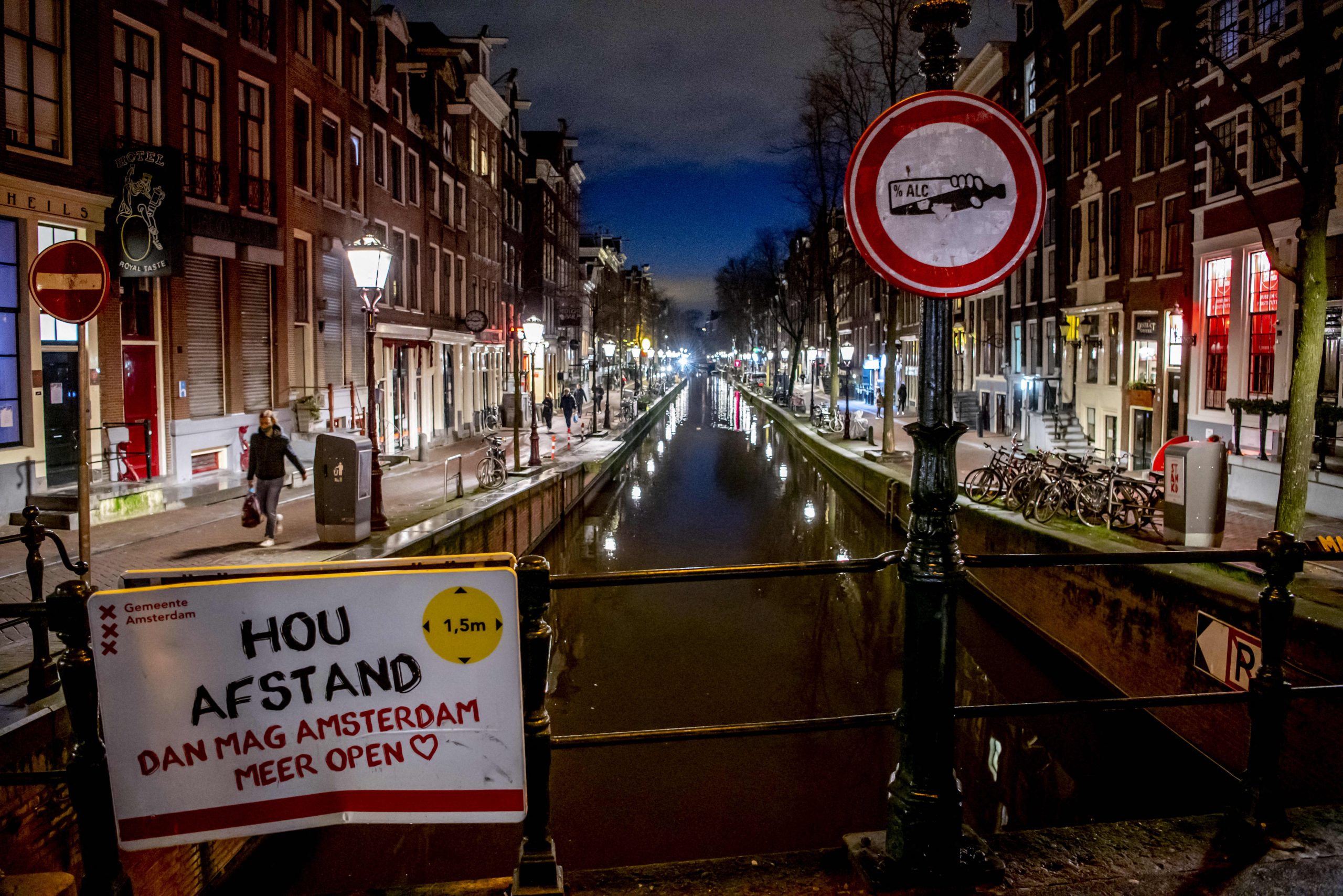2 января 2021 года. В столице Нидерландов Амстердаме опустел даже Де Валлен — печально известный Квартал красных фонарей. Фото: UTRECHT ROBIN/ABACA/ТАСС