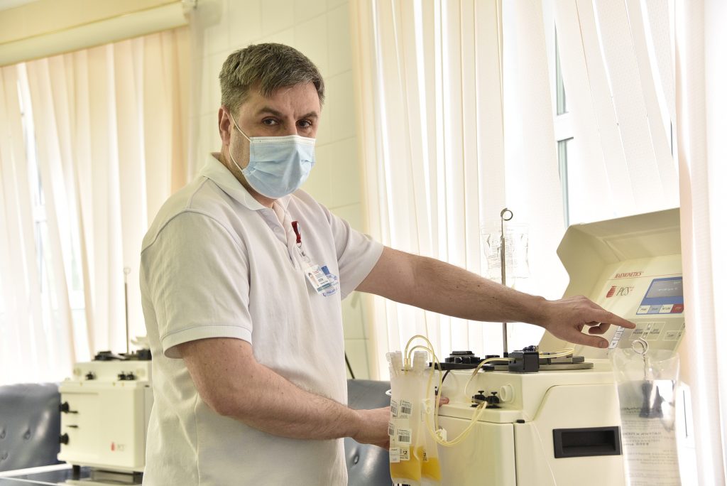 Более 13 тысяч москвичей сдали 10 тонн плазмы с антителами к коронавирусу