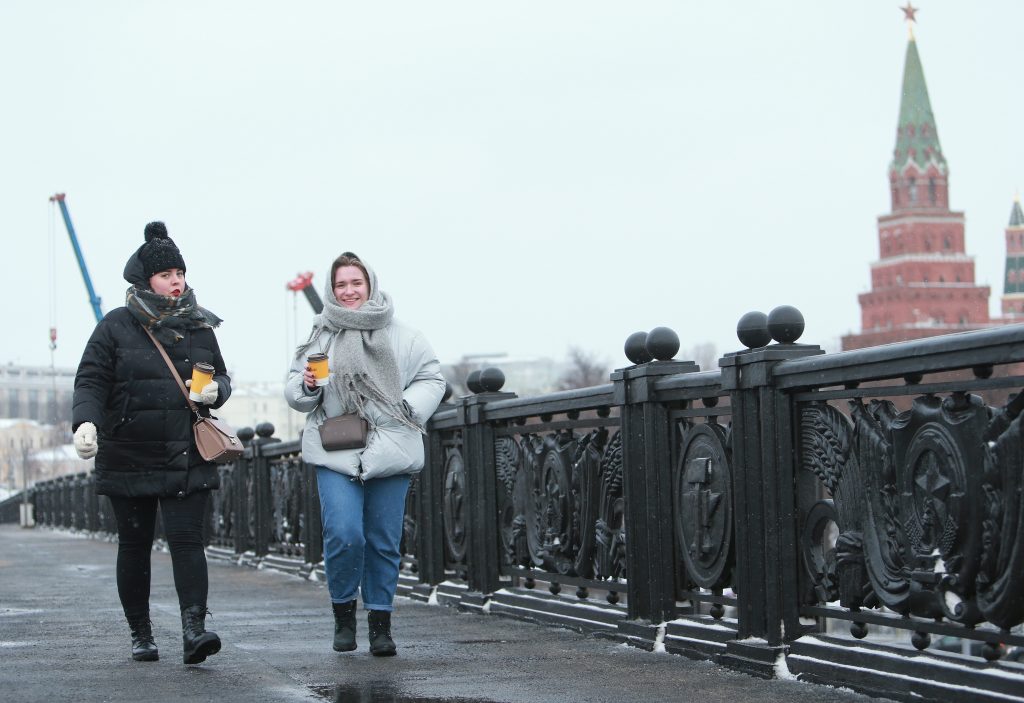 30 января 2021 года. Москвички Виктория Кортышева и Надежда Снегирева (слева направо) гуляют по тротуару на мосту. Фото: Наталия Нечаева