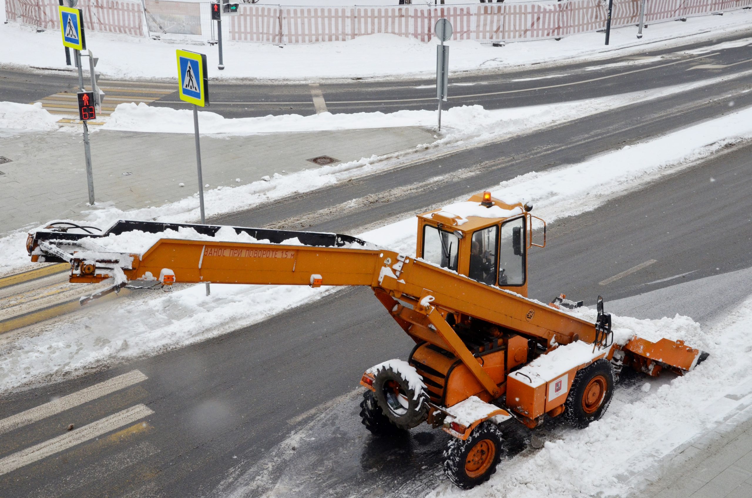 Городские службы продолжат уборку снега в Москве. Фото: Анна Быкова