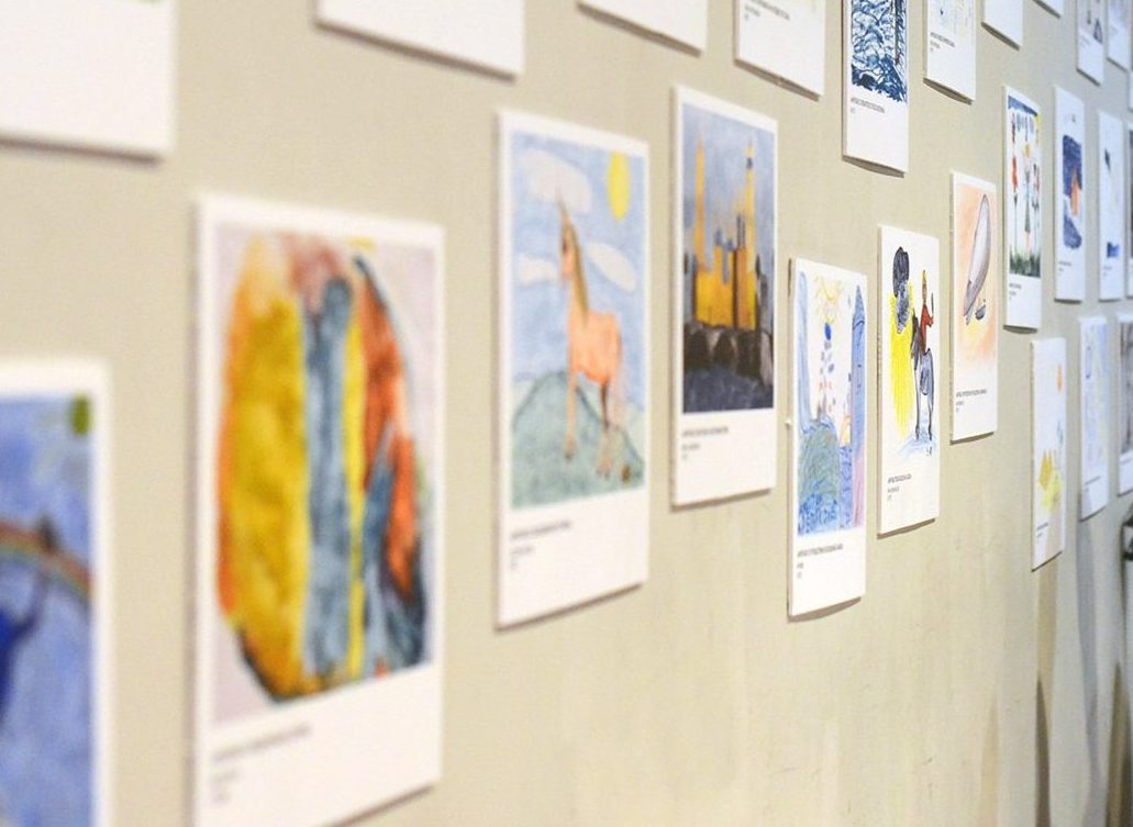 В Хамовниках открылась выставка детских рисунков в честь Дня защитника Отечества. Фото: сайт мэра Москвы