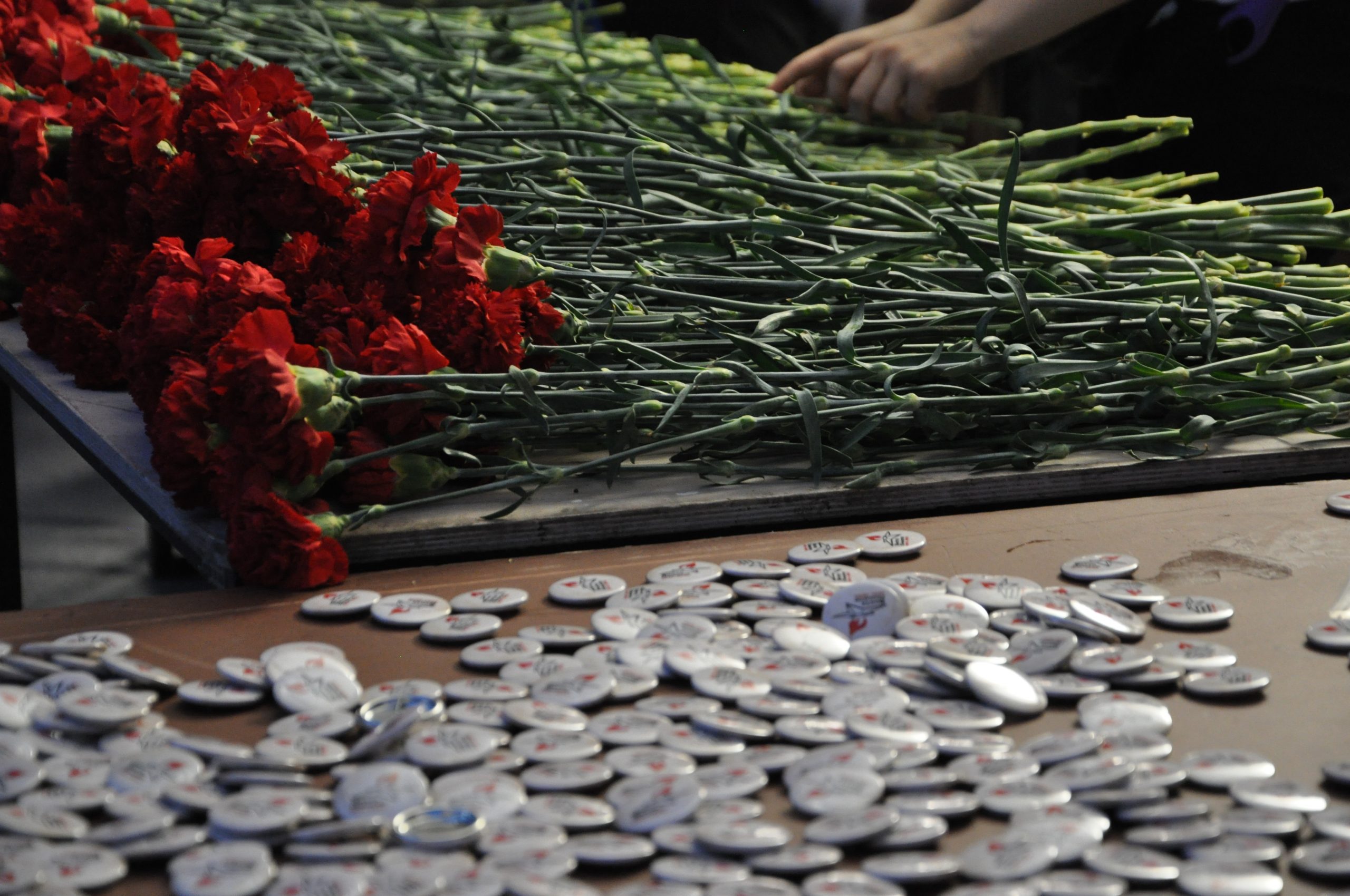 Поклонники Бельмондо возложили цветы у посольства Франции. Фото: Анна Быкова