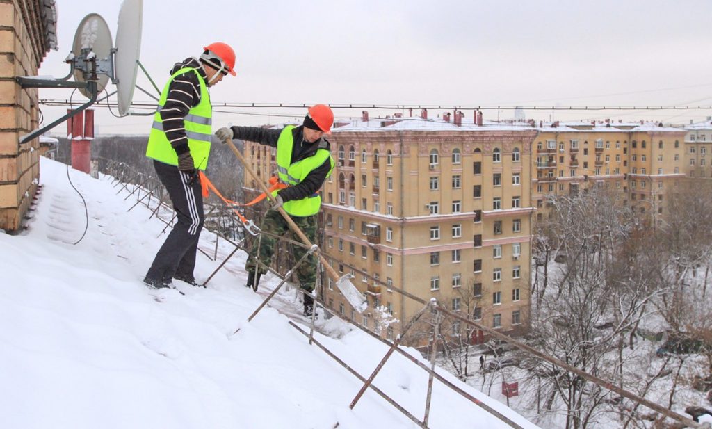 Сотрудники «Жилищника» отремонтировали крыши жилых домов в Мещанском районе