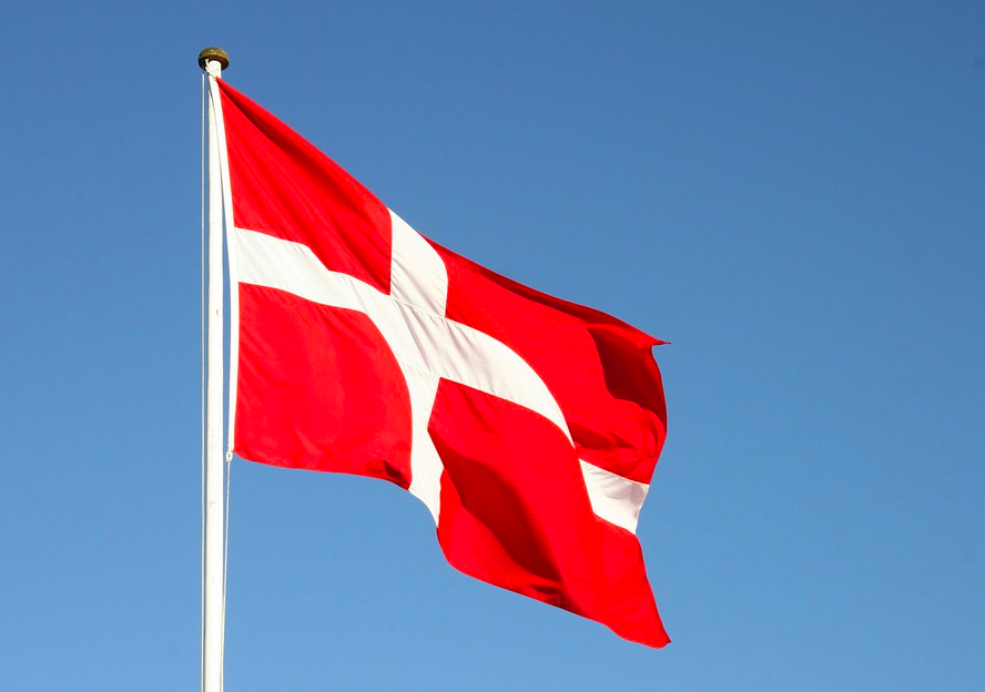 Власти Дании приняли решение ввести цифровые паспорта о вакцинации