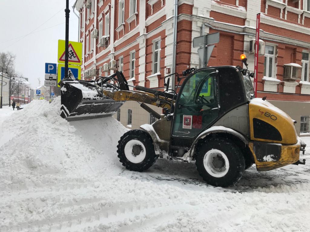 Свыше 1 500 единиц коммунальной техники и более 10 тысяч человек задействовали для уборки снега в Центральном округе