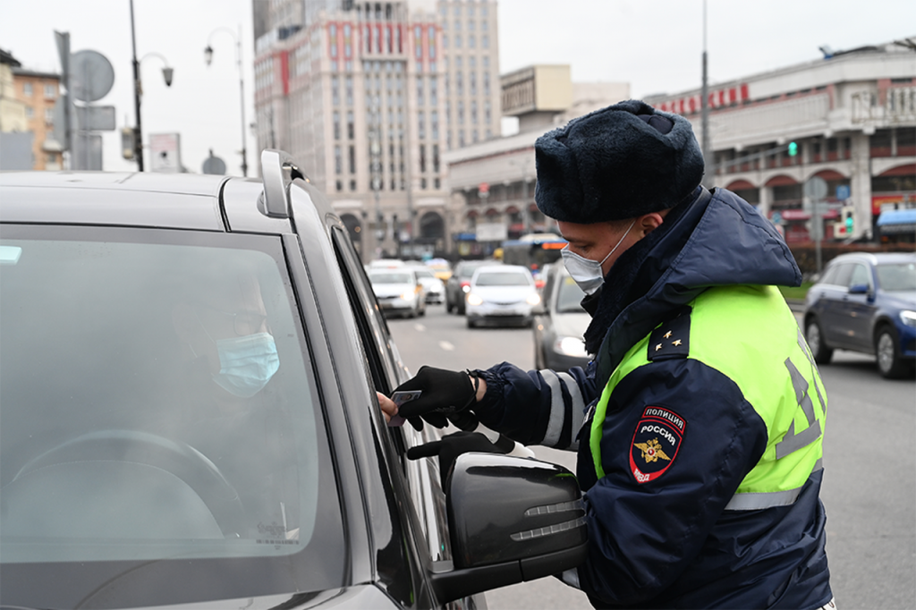 Синоптики и ГИБДД забили тревогу из-за ветра и гололедицы в Москве