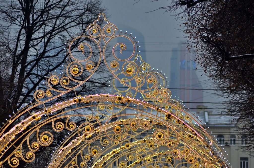 Новогодние световые конструкции будут украшать Москву до конца марта