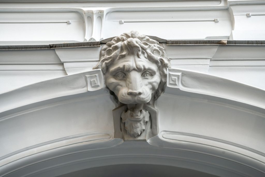 Реставраторы восстановили маску льва над проездной аркой. Фото: Владимир Новиков, пресс-служба Правительства Москвы
