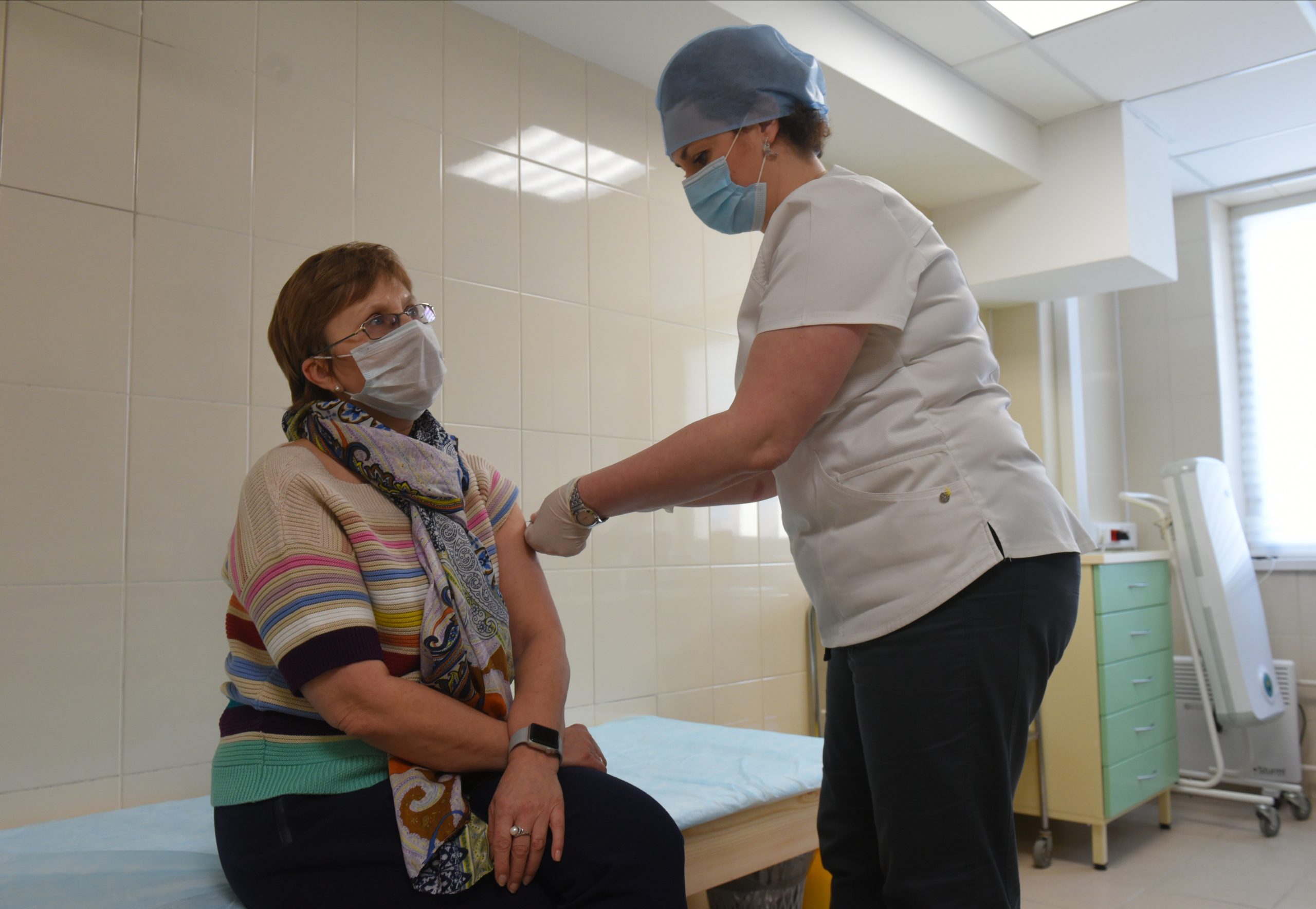8 февраля 2021 года. Медсестра Лариса Галкина делает прививку от коронавирусной инфекции москвичке Елене Никоновой. Фото: Александр Кожохин