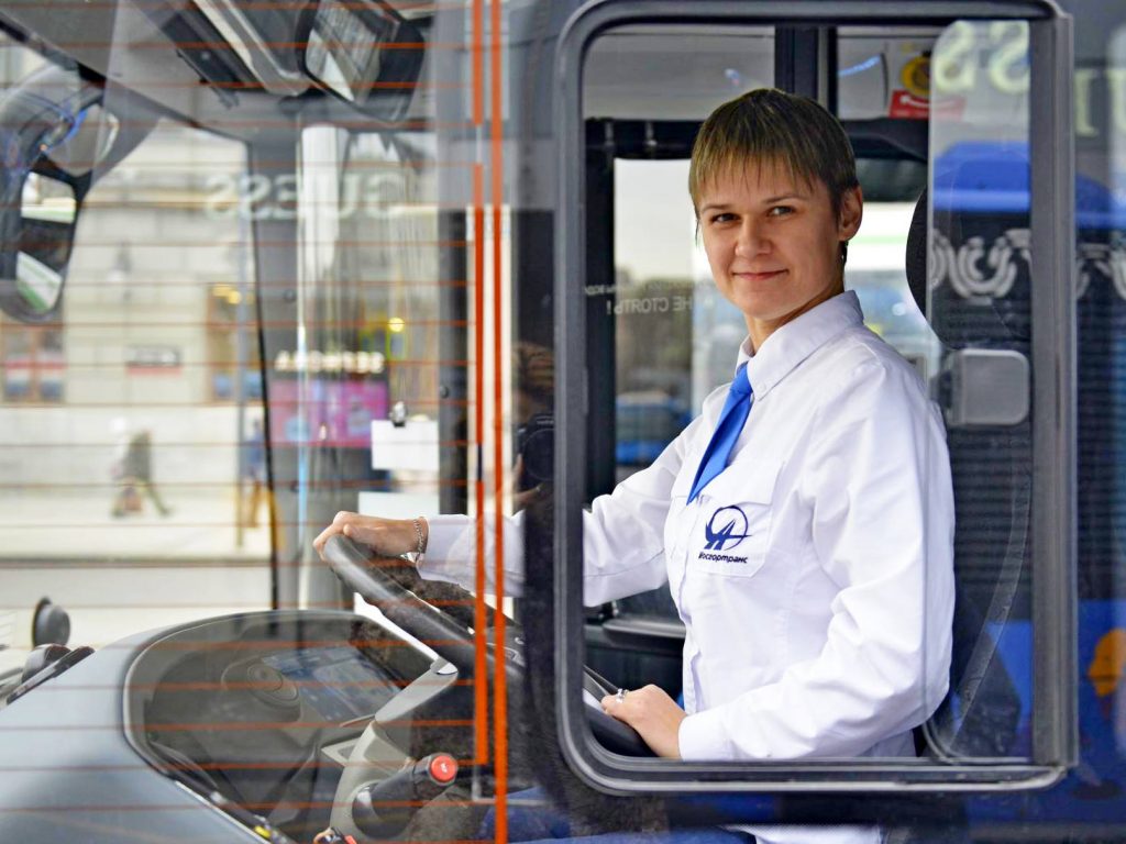 Троллейбус с «летним» дизайном появился в центре Москвы