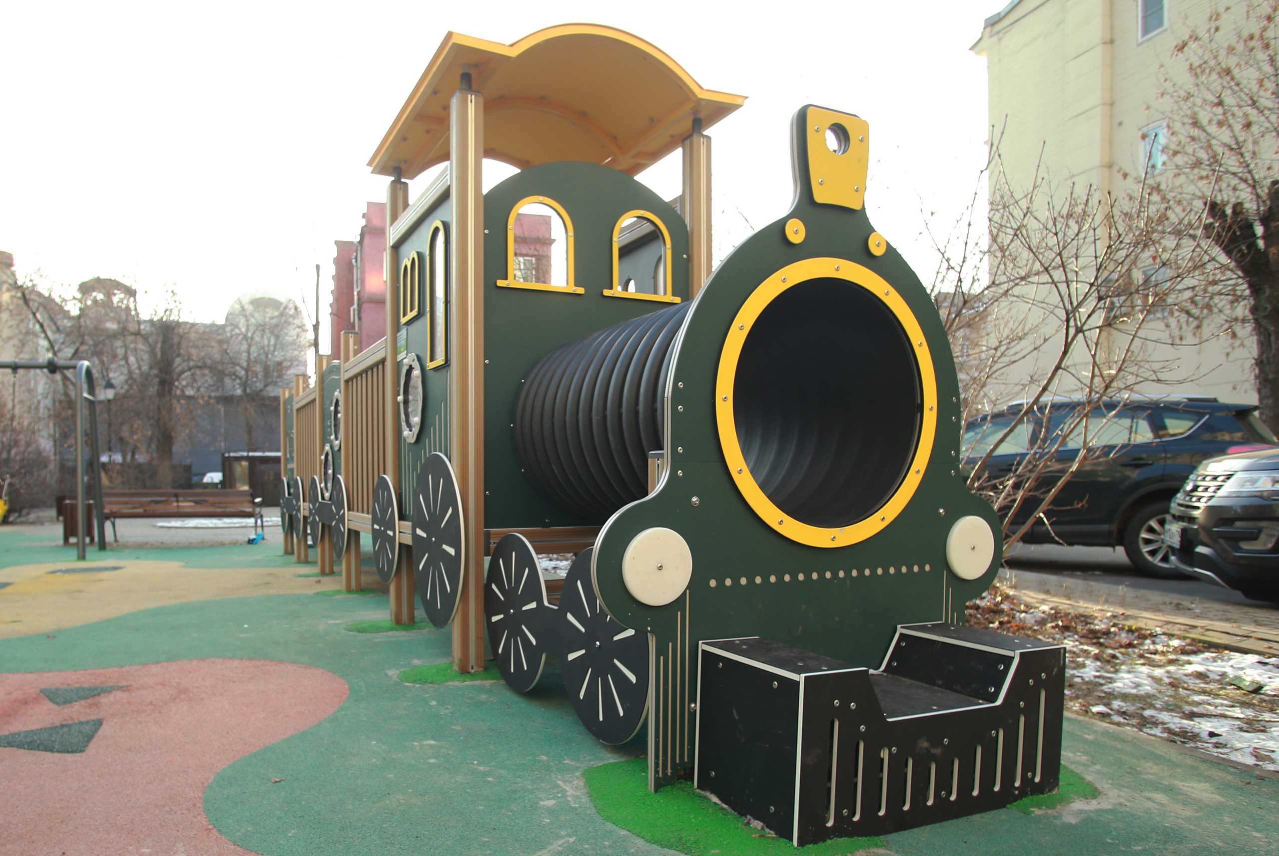 Резиновое покрытие на детских площадках обновили в Тверском районе