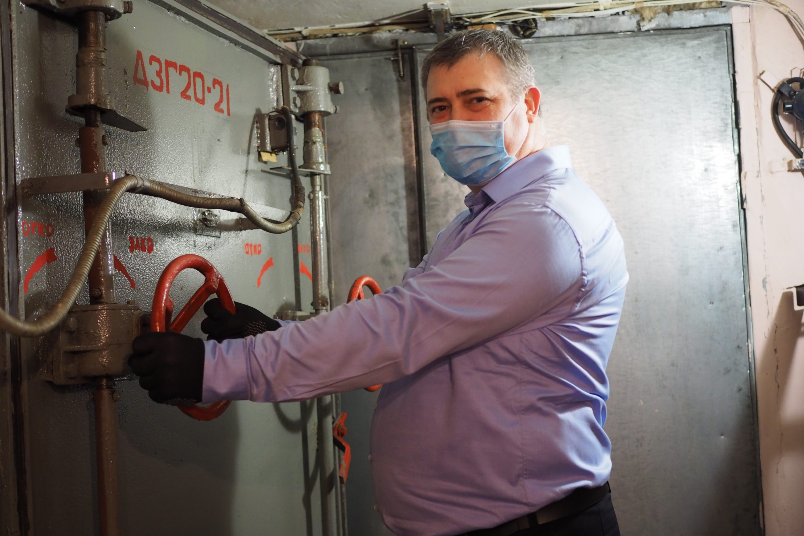 1 марта 2021 года. Специалист по гражданской обороне Николай Гусаров открывает одну из дверей, ведущую в убежище оборонного класса в ЦАО. Фото: Элина Масимова