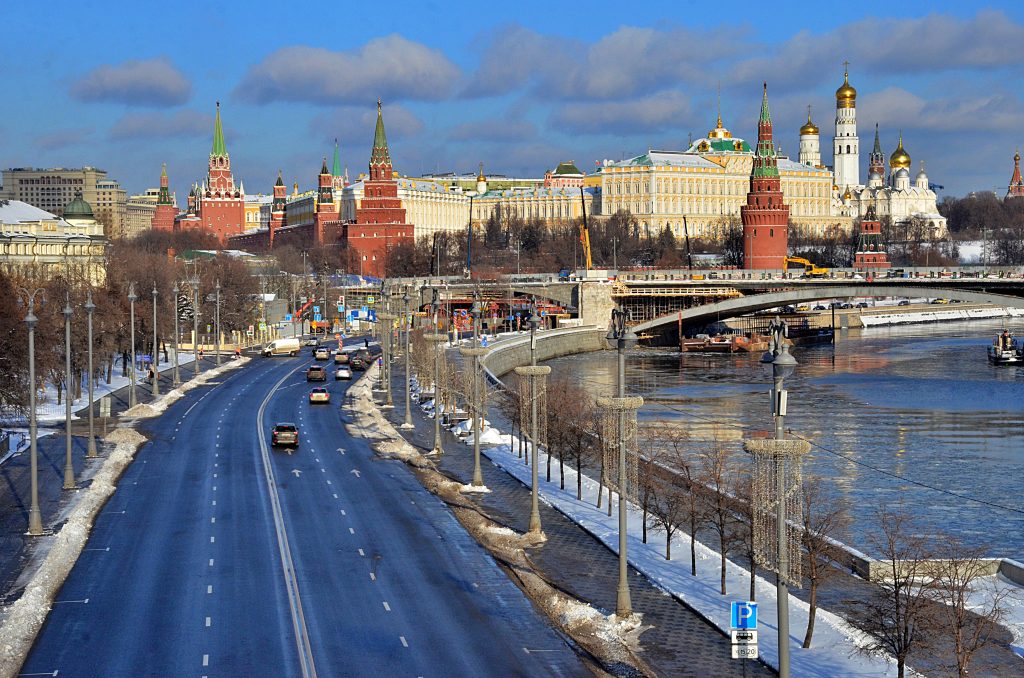 На Кремлевской набережной во время благоустройства убрали под землю все воздушные коммуникации, расширили тротуары, но сохранили количество полос для транспорта. Фото: Анна Быкова