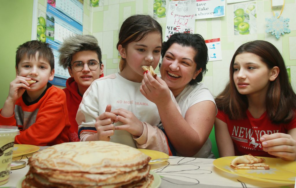 28 февраля 2021 года. Семья Кириченко: Коля, Андрей, Ира, мама Надежда, Саша (слева направо) завтракают блинчиками. Фото: Наталия Нечаева