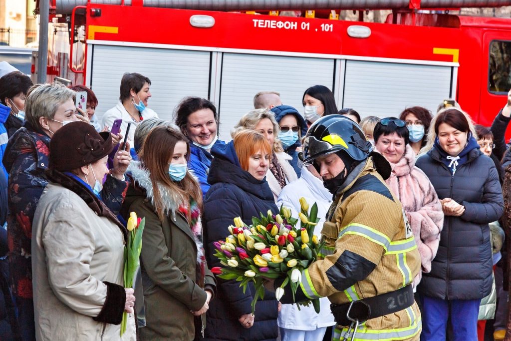 Московские спасатели поздравили «спасительниц» накануне 8 марта