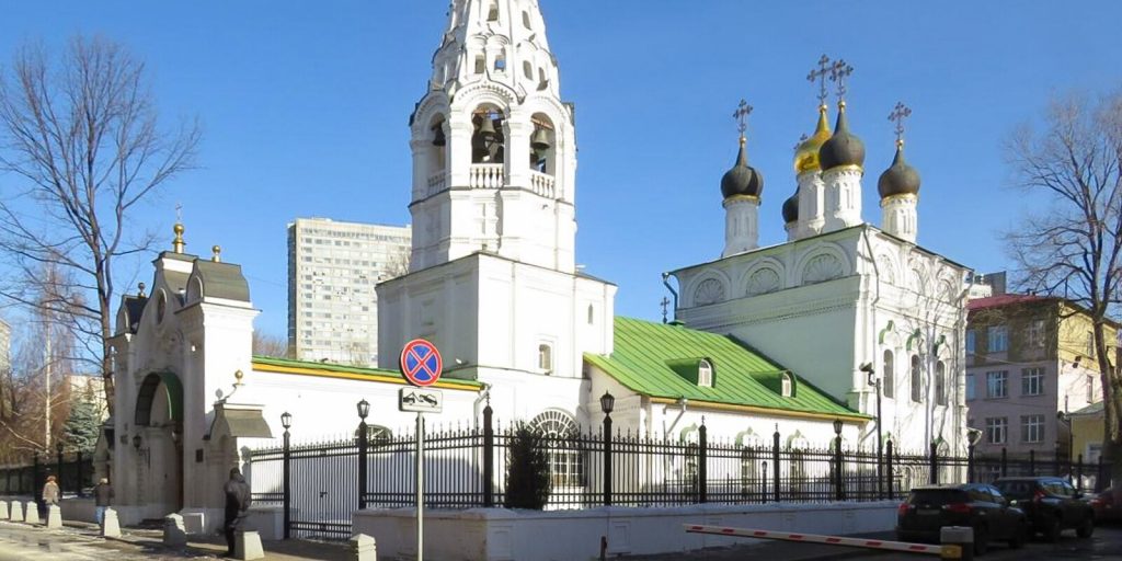 Власти взяли под охрану церковь с картины «Московский дворик»