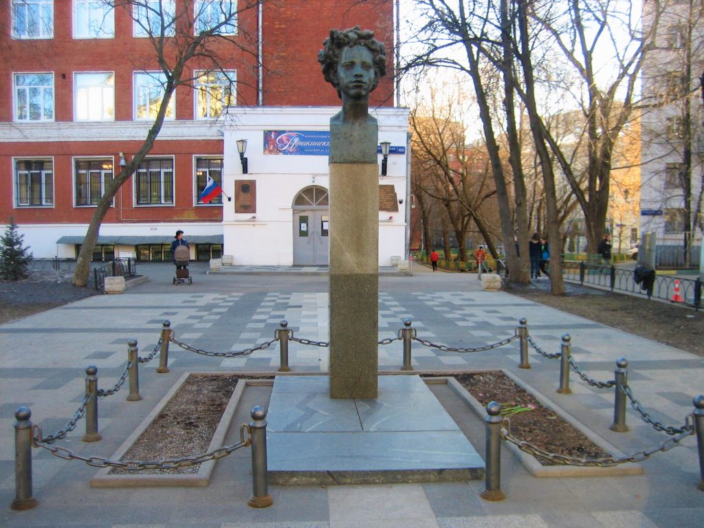 Бюст Пушкина на Бауманской улице отреставрируют
