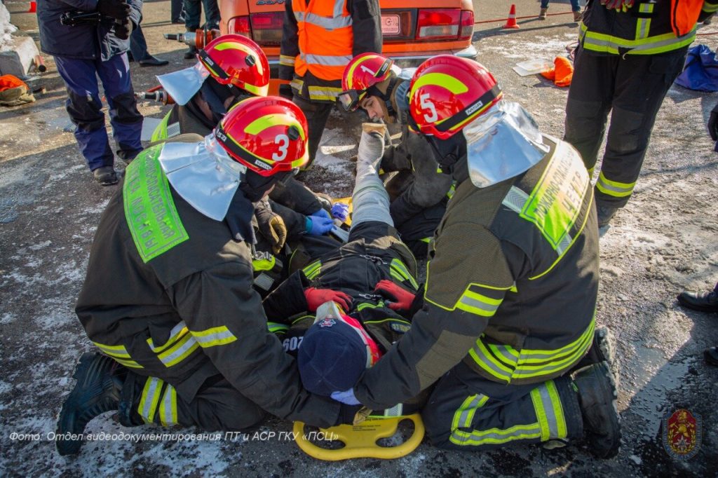 Пожарные и спасатели столицы повышают профессиональный уровень оказания помощи пострадавшим в ДТП