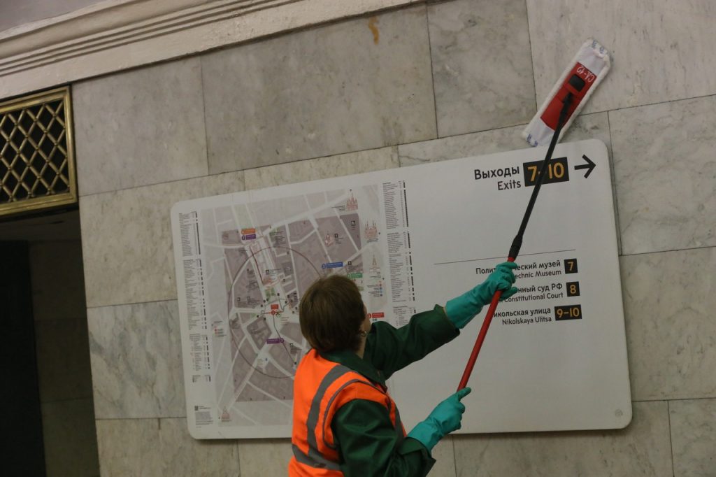 Свыше 114 тысяч «квадратов» витражей и окон почистили в метро Москвы