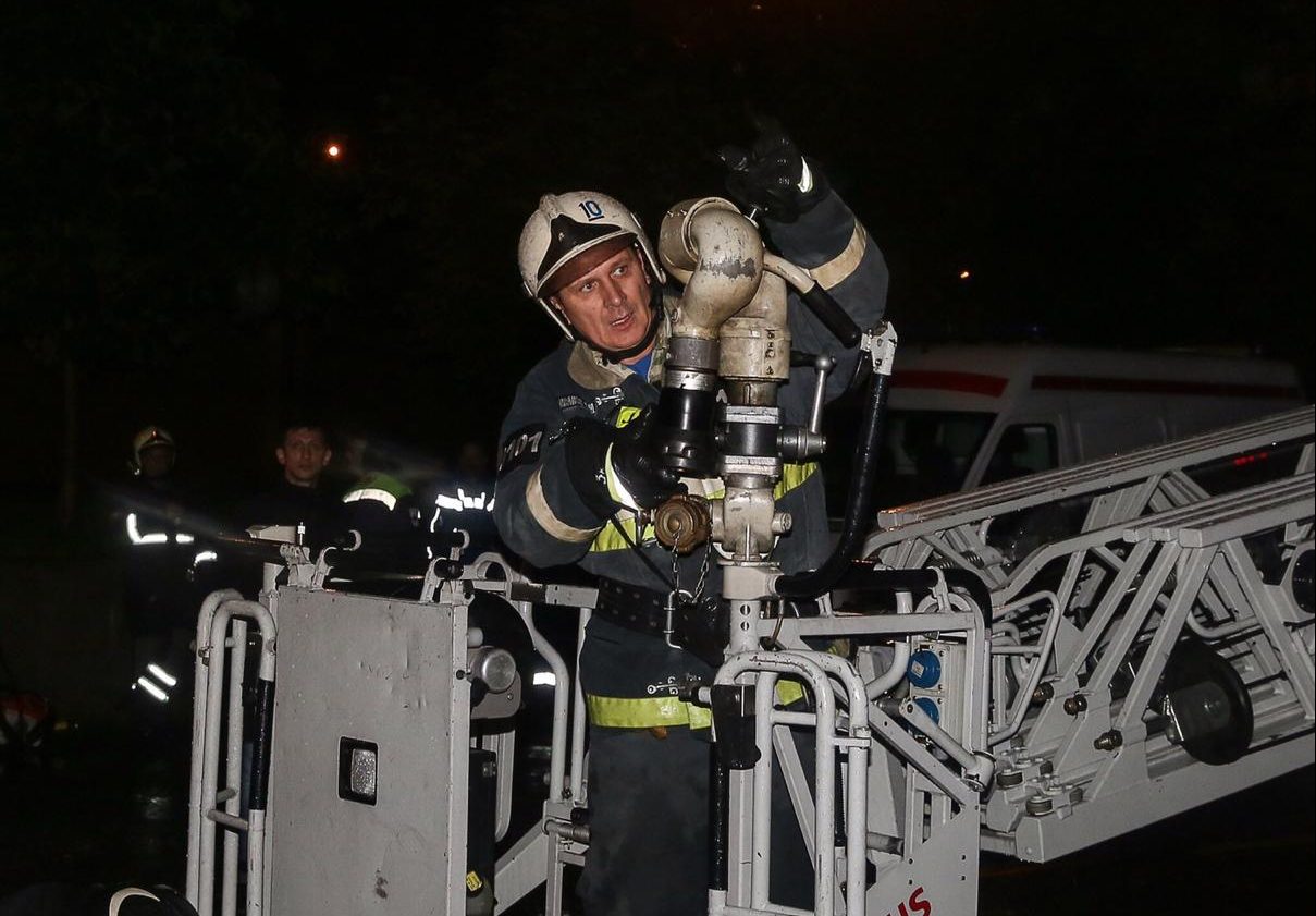 2016 год. Олег Селиванов во время тушения пожара на Амурской улице, во время которого он трагически потерял товарищей. Фото: личный архив