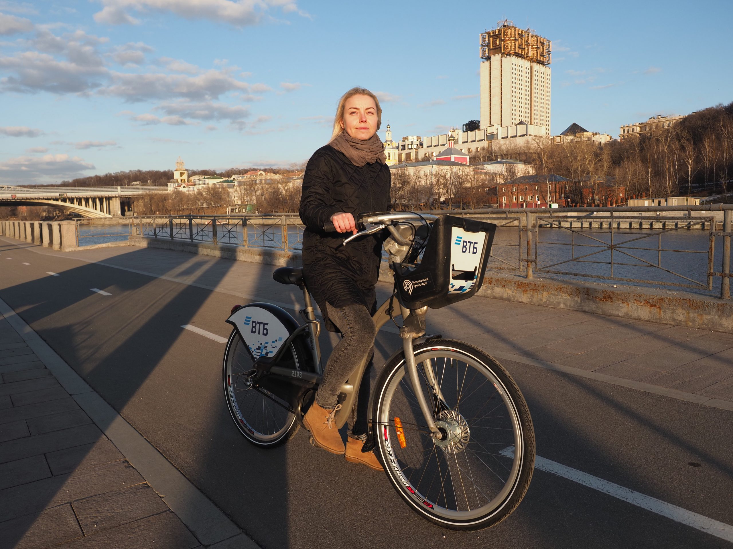 Москвичка Надежда Егорова взяла напрокат велосипед. Она предпочитает ездить по набережным ЦАО. Фото: Антон Гердо