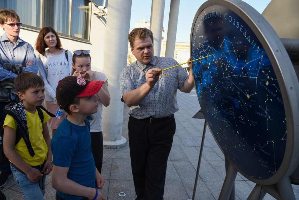 2019 год. Сотрудник Московского планетария проводит экскурсию для детей в «Небесном парке». Фото: Агентство городских новостей «Москва»