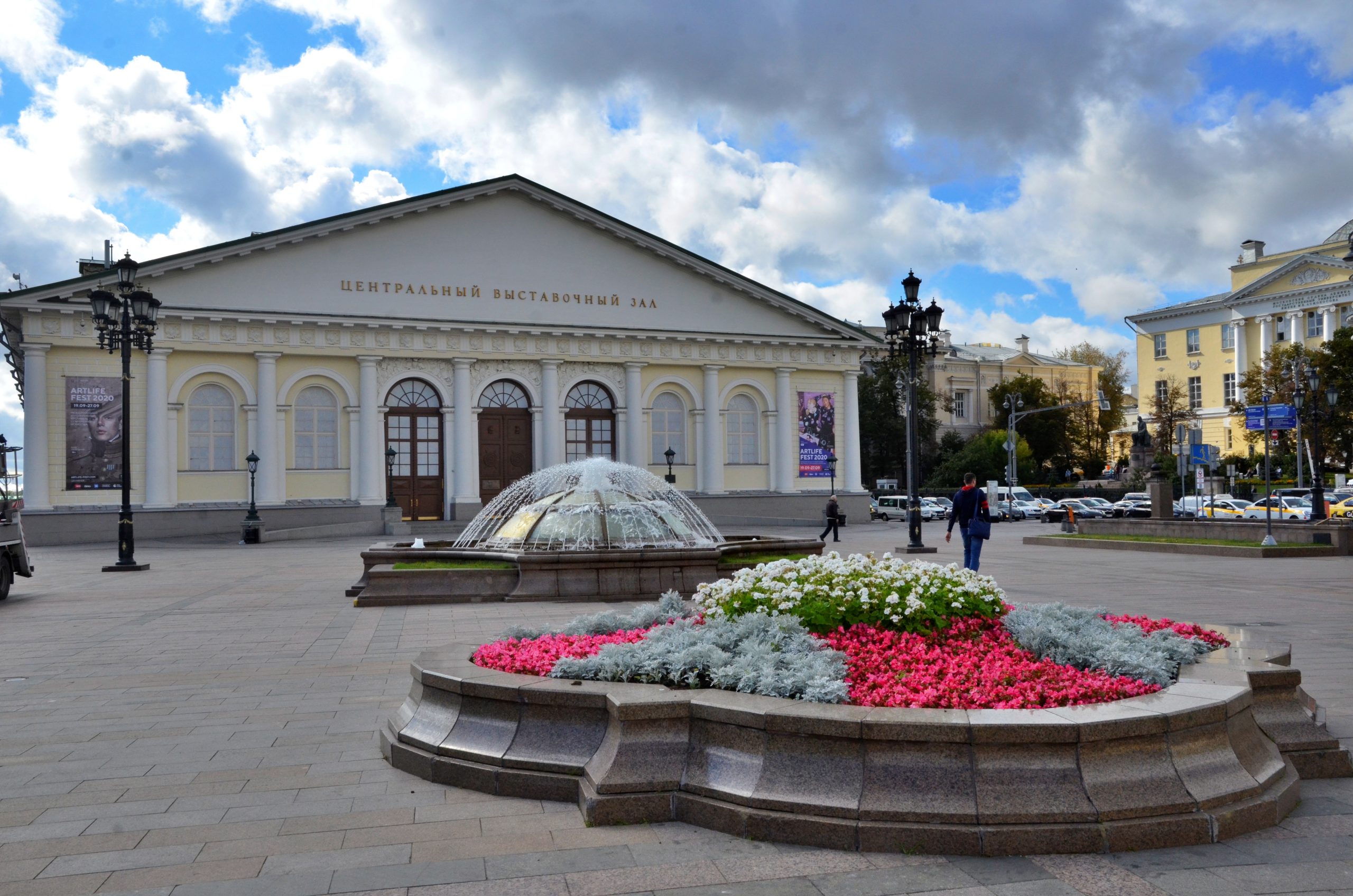 Площади и скверы столицы украсят почти 54 миллиона цветов в этом году. Фото: Анна Быкова