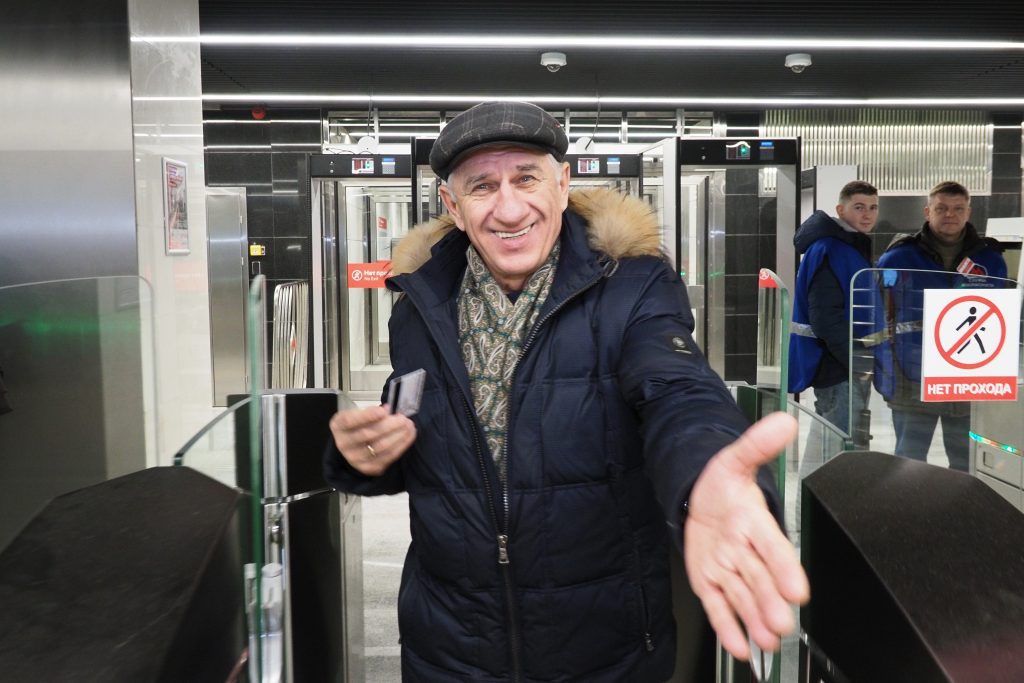 Москвичи начали еще чаще оплачивать проезд в метро банковскими картами
