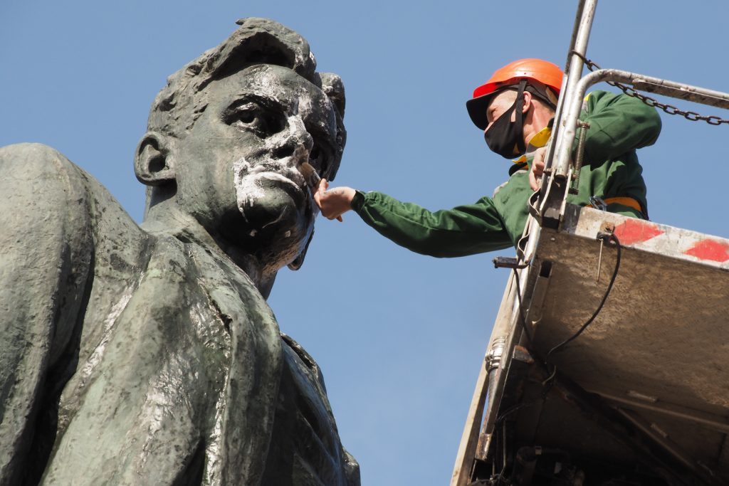 Фотофакт: памятник Владимиру Маяковскому моют на Триумфальной площади