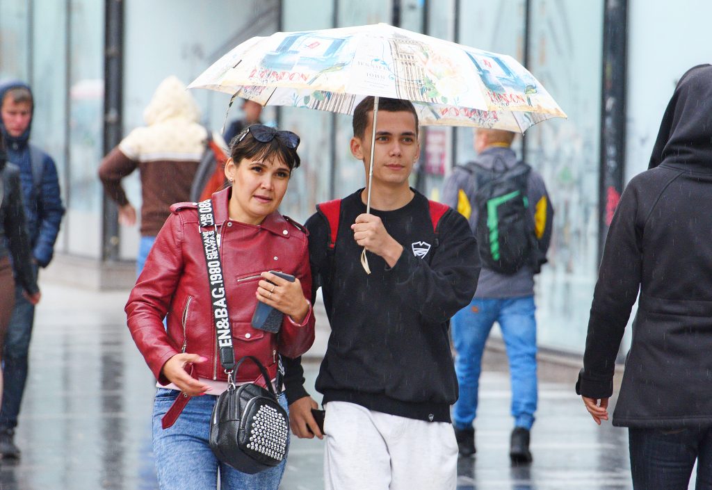 Москвичам рассказали о дождливой и теплой погоде в субботу