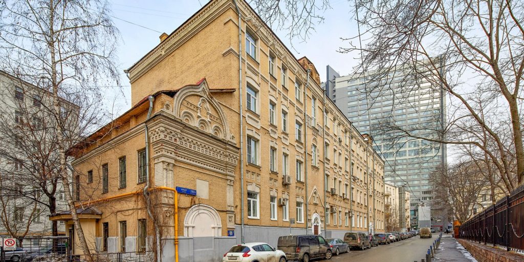 Фасад «русского» здания на Арбате приведут в порядок