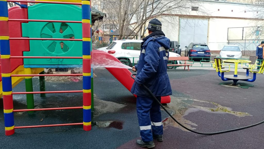 Качели и горки на детских площадках привели в порядок в Красносельском районе. Фото предоставили в ГБУ «Жилищник»