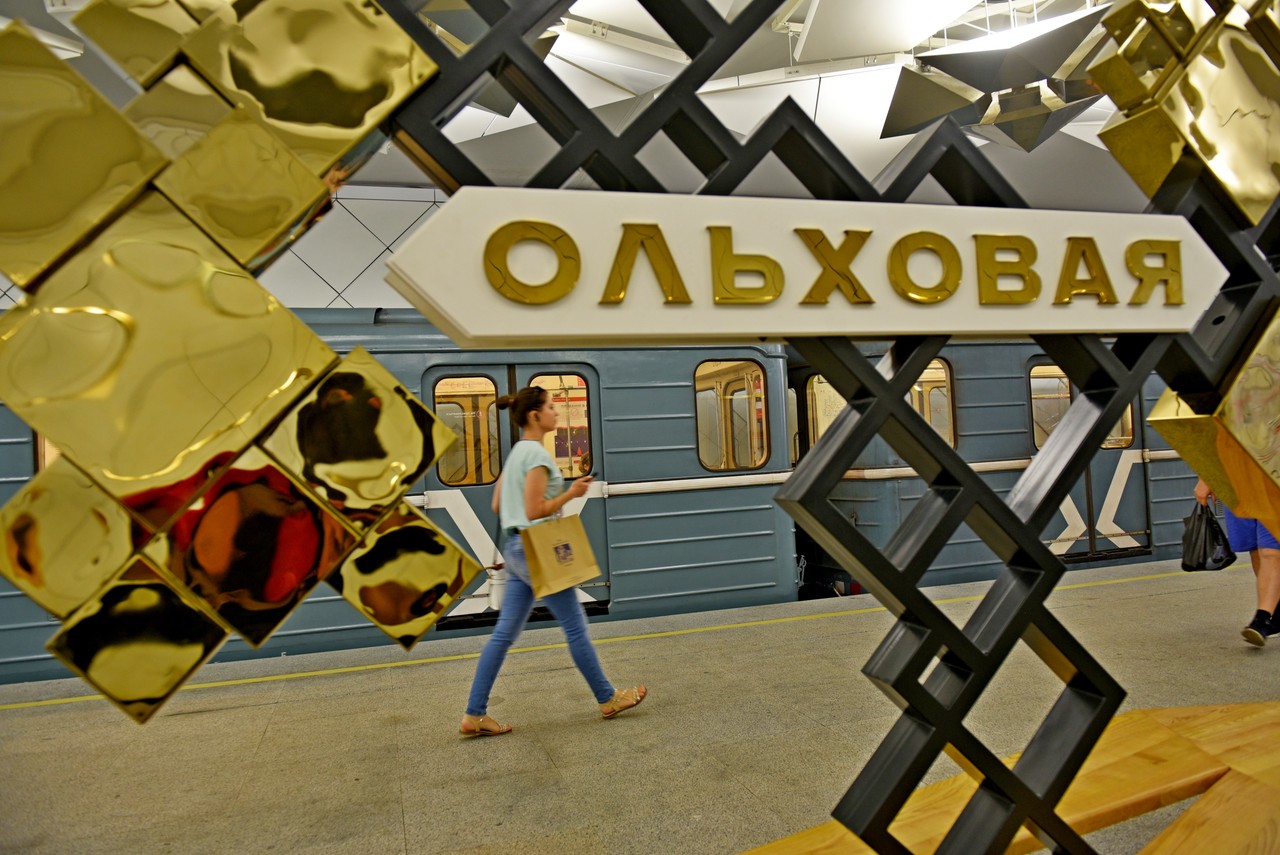 Количество объявлений на английском языке сократили в метро Москвы. Фото: Александр Кожохин 