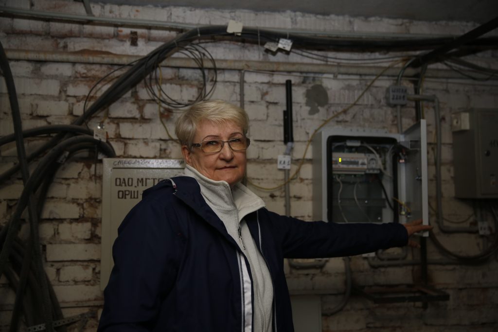 8 мая 2021 года. Жительница Марина Волкова показывает оборудование электроснабжения, которое заменили по ее просьбе. Фото: Наталия Нечаева, «Вечерняя Москва»