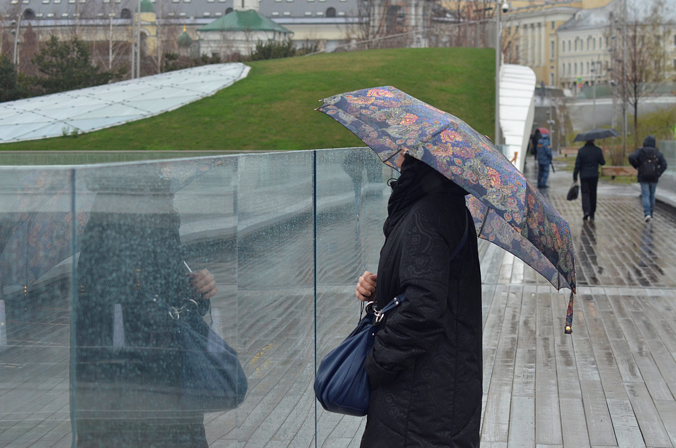 Москвичей в субботу ожидают местами кратковременные дожди и облачная погода