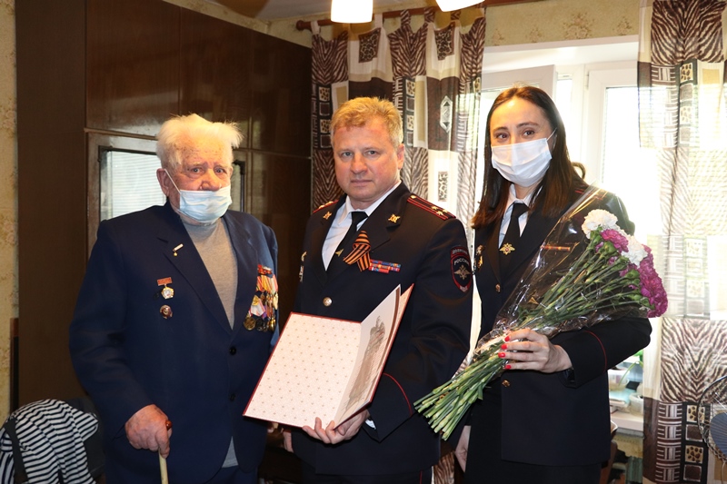 Руководство УВД по ЦАО поздравило ветерана Николая Андреевича Бондарева с Днем Победы