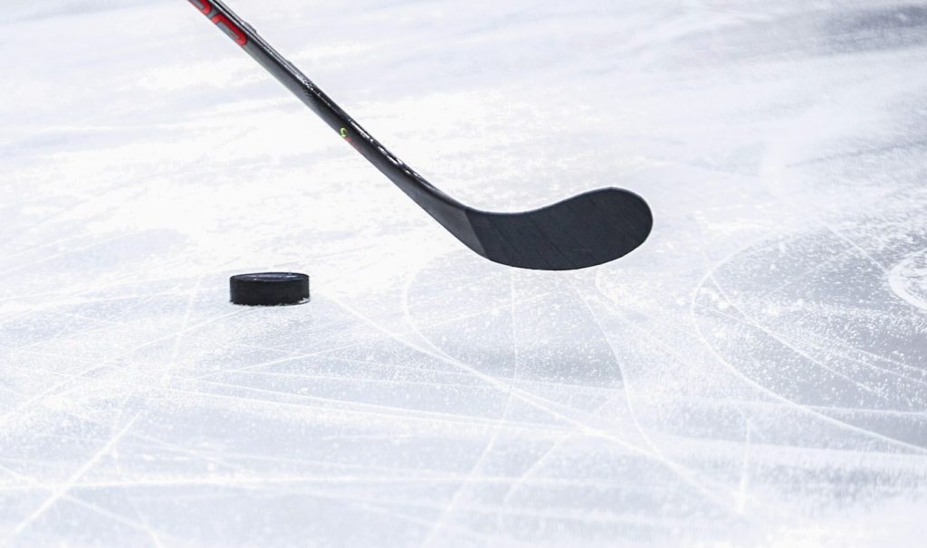 Спортсмены «Плехановки» одержали победу в первой игре полуфинала турнира по хоккею