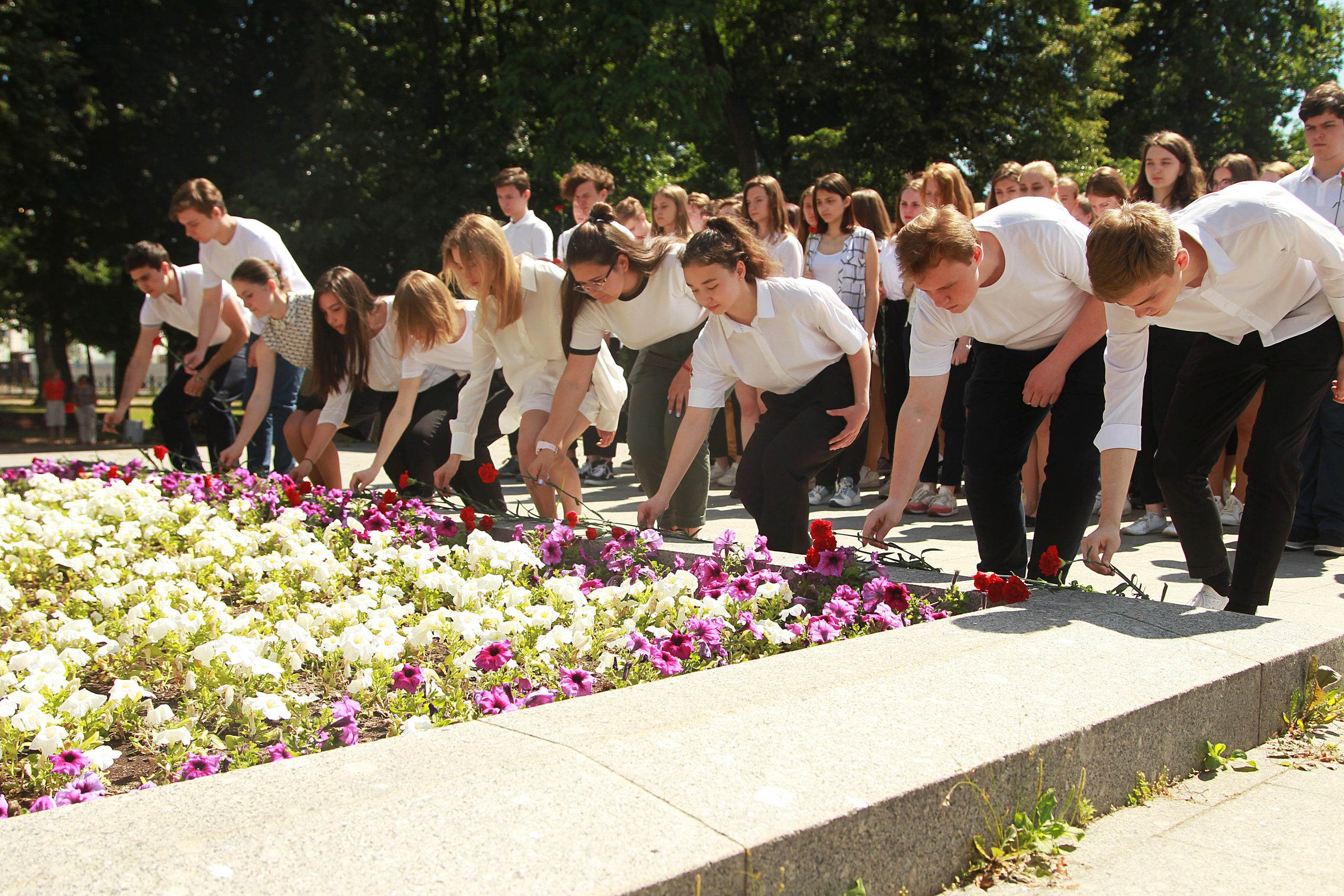 Молодые парламентарии Мещанского района возложили цветы в Екатерининском сквере. Фото: Наталия Нечаева, «Вечерняя Москва»