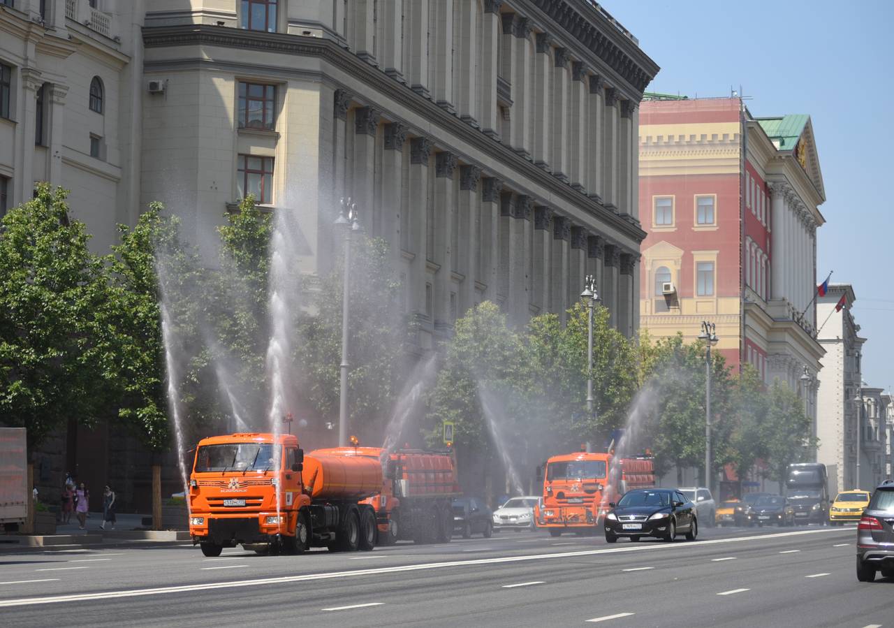  Промывка улиц выполняется пять раз в сутки. Фото: Александр Кожохин