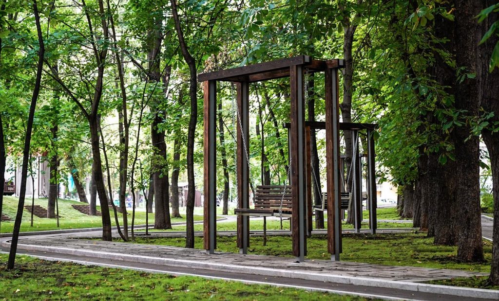 Качели и зона для променада появятся на территории Репинского сквера. Фото: сайт мэра Москвы
