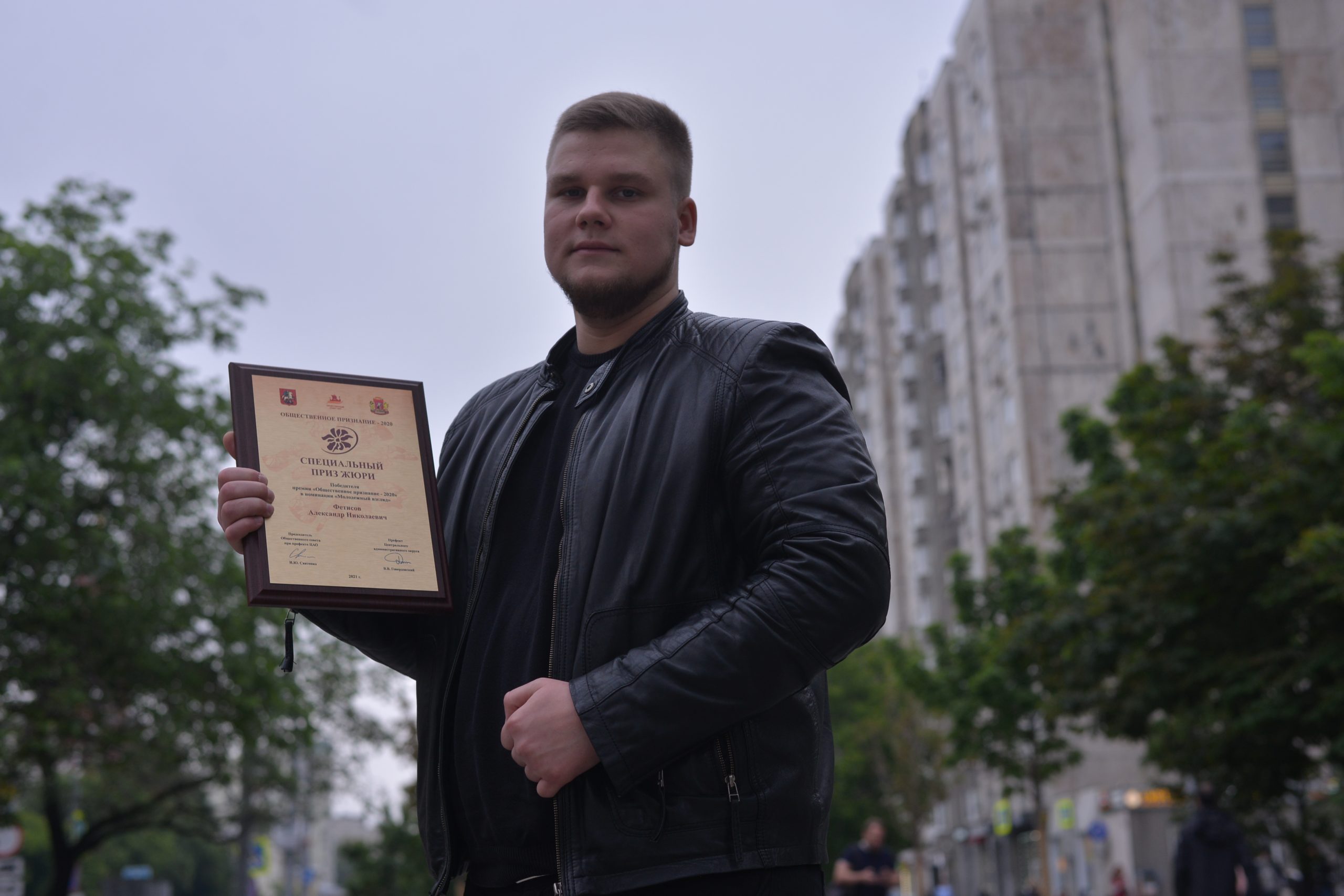 13 июня 2021 года. Студент Александр Фетисов показывает награду, которую он получил на окружном конкурсе. Фото: Анна Малакмадзе, «Вечерняя Москва»