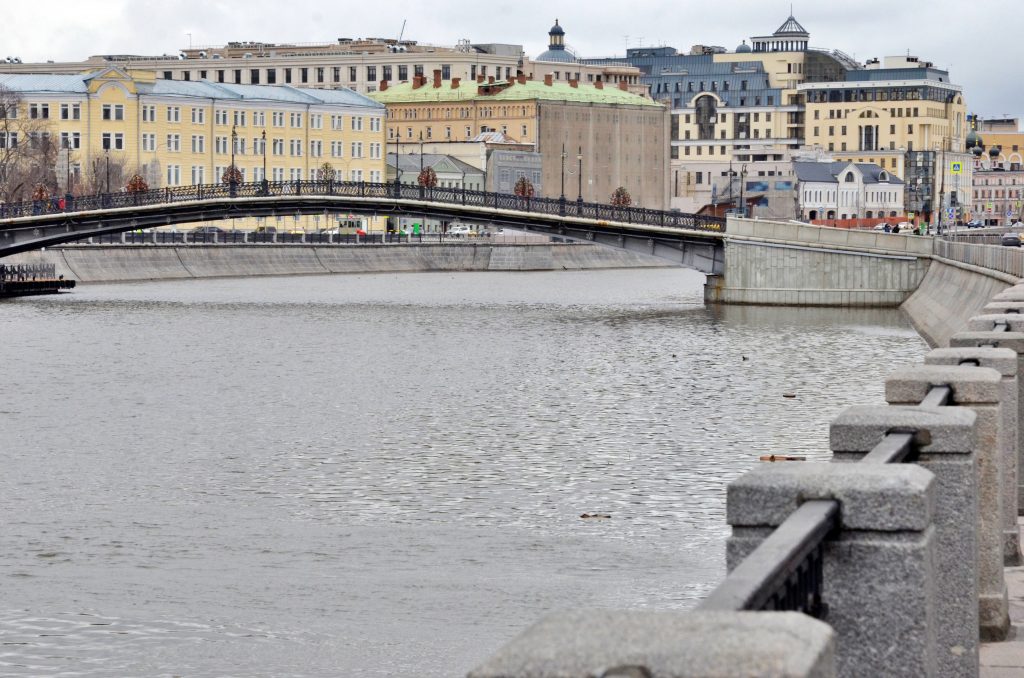 Температура Москвы-реки почти готова к старту купального сезона. Фото: Анна Быкова