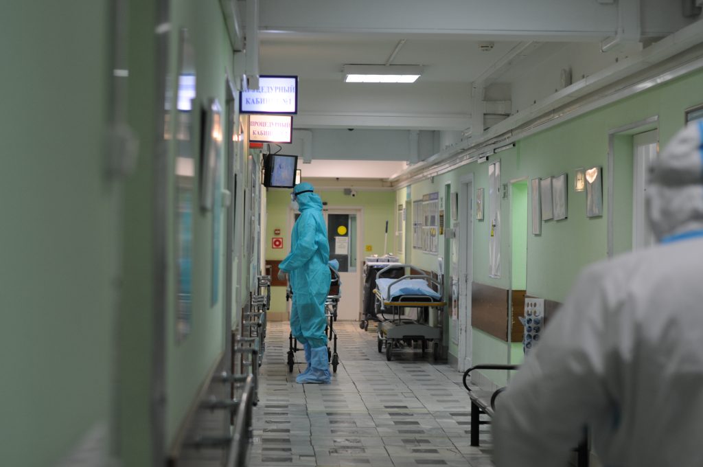 Почти 20 тысяч жителей России с COVID-19 госпитализировали