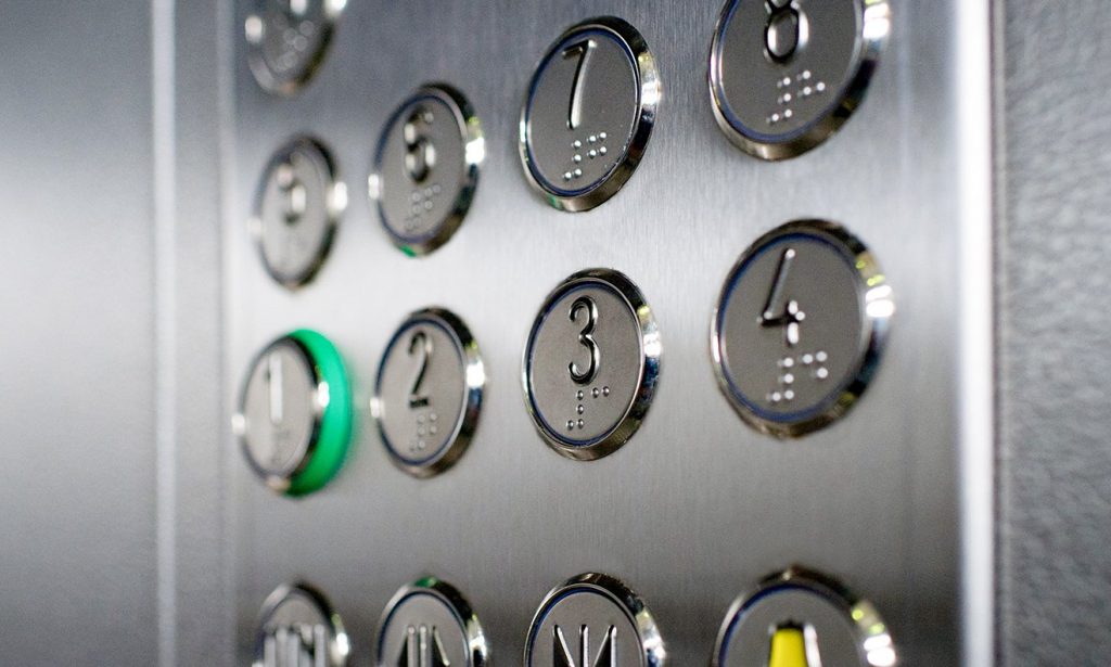 Шесть лифтов обновили в высотке на Новом Арбате