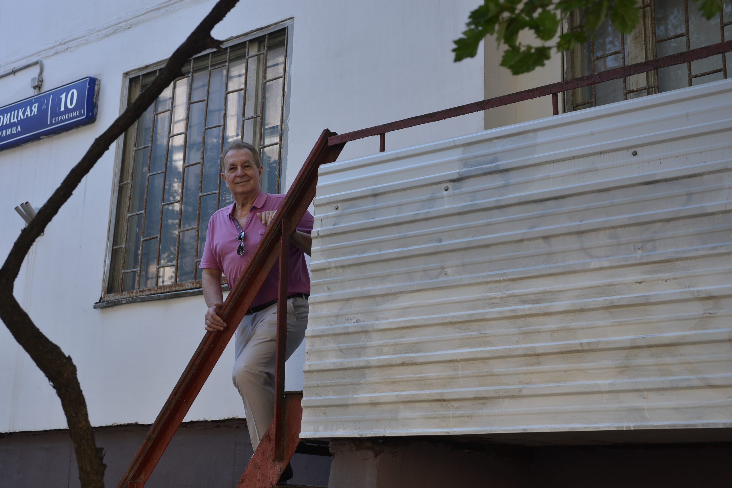 5 июля 2021 года. Житель Мещанского района Александр Каракуц показывает балкон первого этажа дома № 10, строение 1, по Троицкой улице, где раньше было граффити. Фото: Анна Малакмадзе