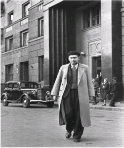 1941 год. Писатель Илья Эренбург у дома в Лаврушинском переулке Фото: pastvu.com