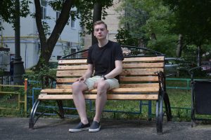 25 июня 2021 года. Москвич Егор Лубкин сидит на лавочке, которую недавно отреставрировали. Фото: Анна Малакмадзе